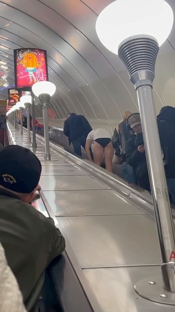 Ничего особенного, просто петербуржец решил переодеться прямо на эскалаторе в метро
