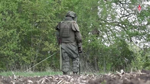 Работа военных инженеров ГрВ «Север» по разминированию территории Белгородской области