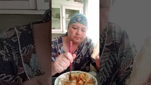 МУКБАНГ. Макароны с гуляшом из фарша трески.