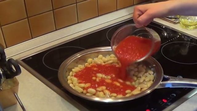 Фасоль, тушенная в томатном соусе