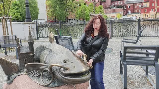 На набережной Калининграда, скульптура сом