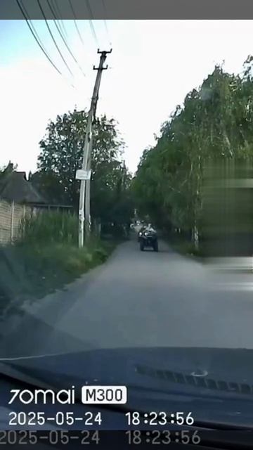 Еще  "чудо - родители"  в Донецке купили своим детям смертельные игрушки...😱

Только вот ездить не