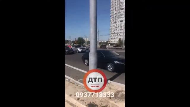 Пожар автомобиля в Киеве на северном мосту с левого на