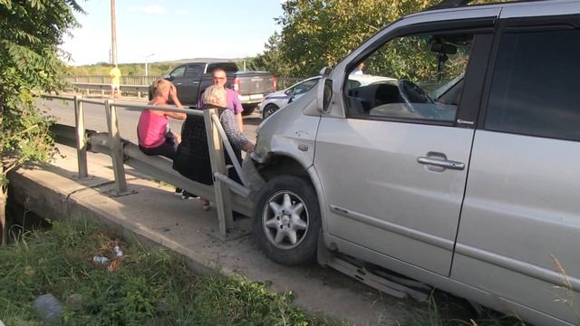 Удар между две коли и камион доведе до задръстване към