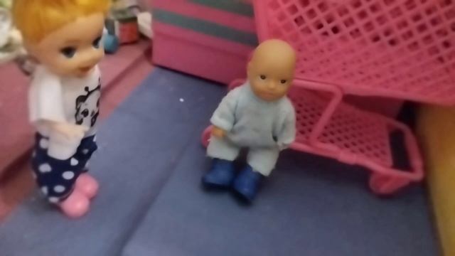 Купили испорченный дубайский шоколад.😯🤣😯 Сабрина и Артем весёлые истории кукол Барби.