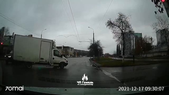 В Гомеле грузовик проехал на красный 17.12.2021