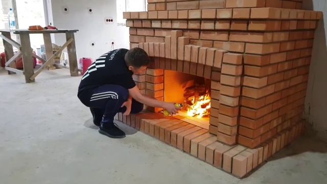 Камин из красного кирпича
