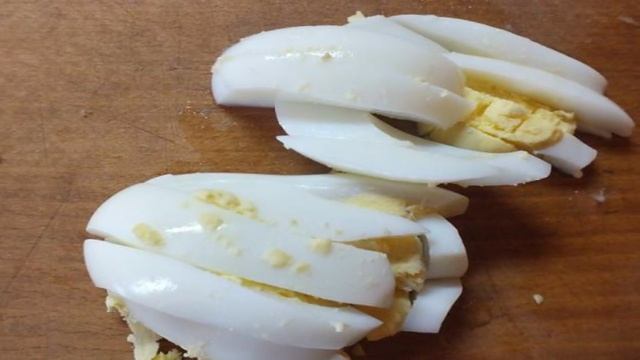 Салат из фиолетовой капусты с яйцом
