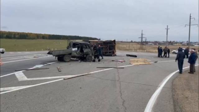 Возле Кутулика столкнулись школьный автобус и УАЗ