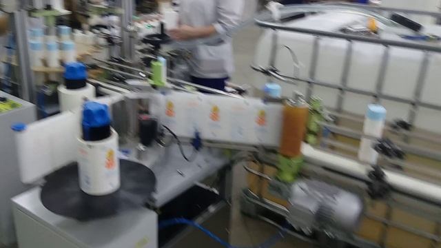 Розлив, укупорка и этикетировка флаконов с шампунем