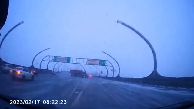 На ЗСД в Петербурге занесло грузовик