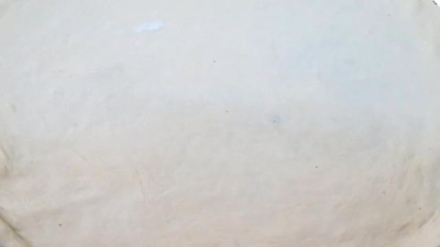 Тонкая пицца с салями, шампиньонами и помидорами
