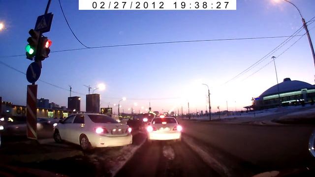 27.02.2012 Поворот по пешеходной дорожке. Красноярск