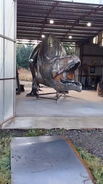 Скульптура динозавра из металла