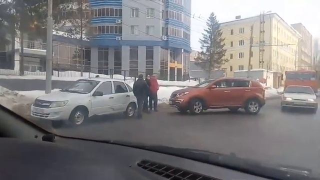 Столкнувшиеся легковушки перегородили полосу движен?