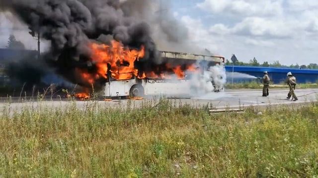 Горит автобус в Новокузнецке в районе авторынка