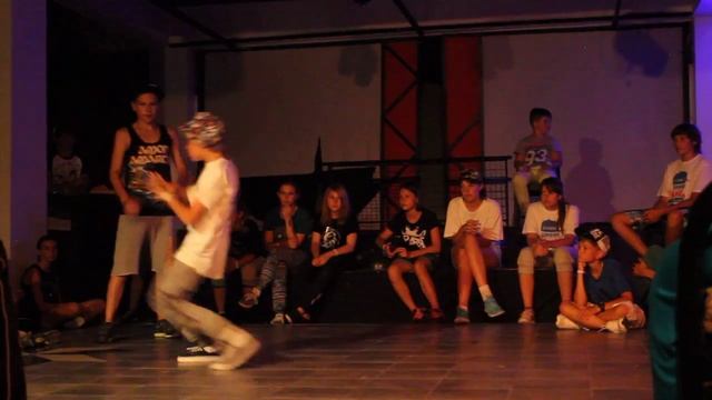 D-STANCE SUMMER DANCE CAMP(HIP-HOP BATTLE) Юра vs Степа(win)