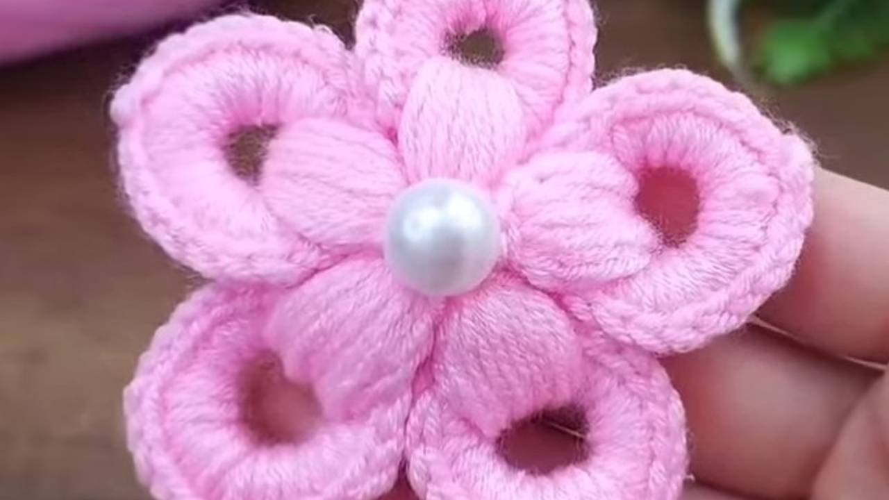 Фантазийный цветок крючком