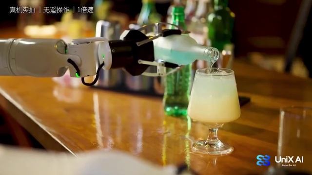 Универсальный колесный мобильный гуманоидный робот.