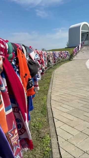 Кубок Гагарина привезли к мемориалу погибшим 14 лет назад в авиакатастрофе игрокам ярославского Локо