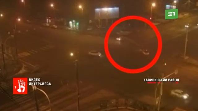 От удара вылетела на тротуар  Две легковушки столкнул?