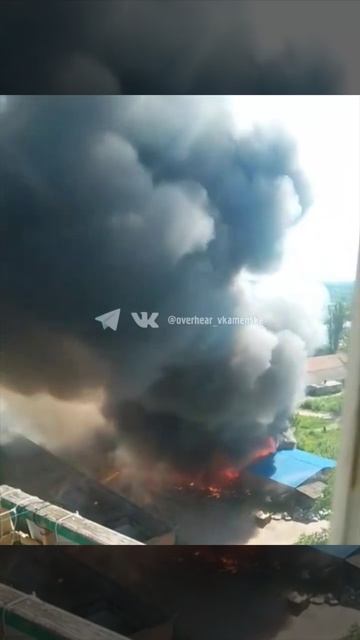 ГОРИТ "ГЛОРИЯ": горит крыша производственного здания «Глории Джинс» в Каменске.