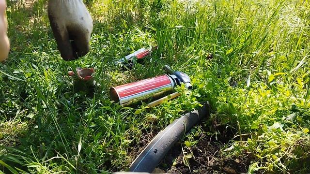 Как отремонтировать чёрную с голубой полоской полиэтиленовую трубу ПНД, залатать дырку или выкрошку