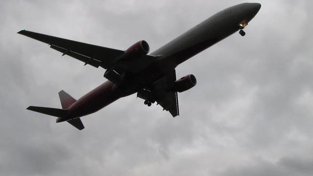 Огромный Боинг-777ER авиакомпании "Россия" пролетел прям над головой.