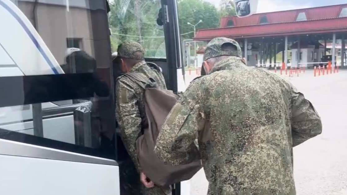 Кадры возвращения из украинского плена 307 военных в рамках обмена