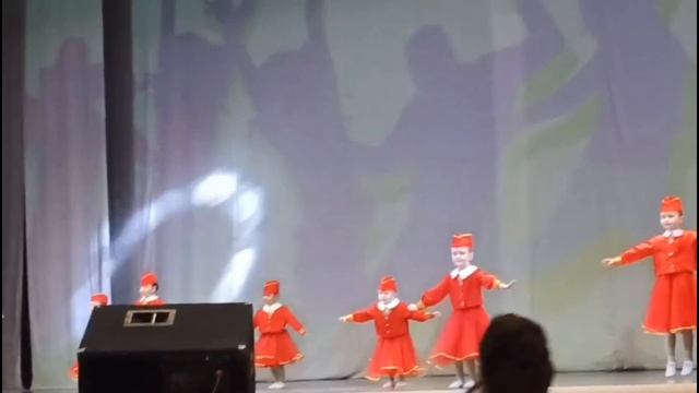 Закупилась в секонд хенде/Первое выступление моих маленьких дочек💃