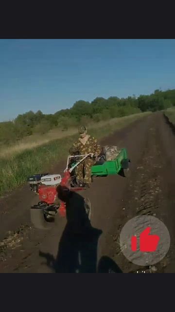 За водой На МОТОБЛОКЕ! #мотоблок #вдеревне #жара #shortvideo
