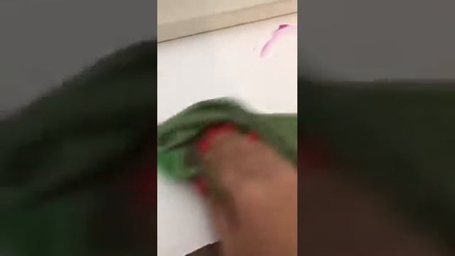 Салфетка для мытья посуды легко отмоет краску!