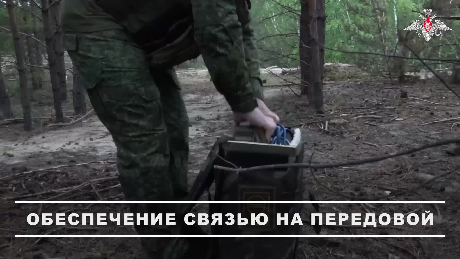 📱 Военные связисты группировки «Запад» обеспечили спутниковой связью расчеты гаубиц «Мста-С».