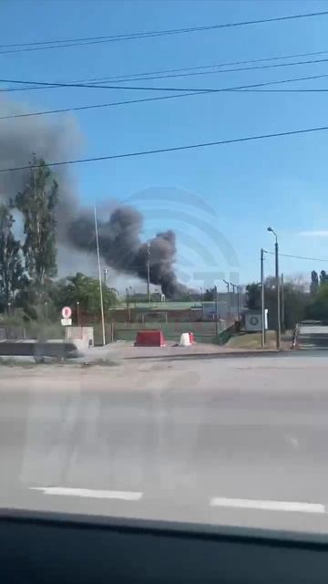 ГОРИТ "ГЛОРИЯ": горит крыша производственного здания «Глории Джинс» в Каменске.