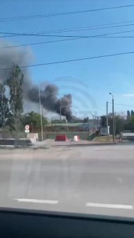 ГОРИТ "ГЛОРИЯ": горит крыша производственного здания «Глории Джинс» в Каменске.