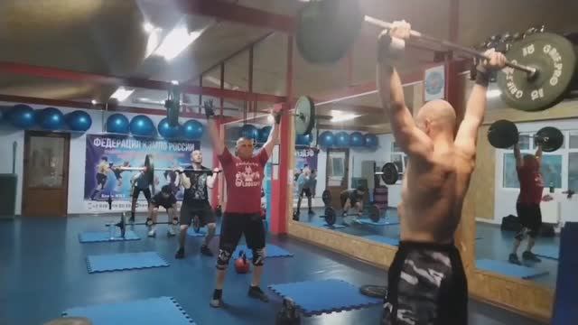 CrossFit в Феодосии. Толчки, T2B и махи гирей