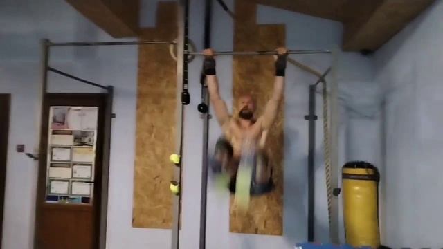 CrossFit в Феодосии. Толчки, T2B и махи гирей