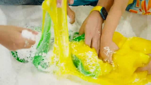 Крис и Николь играют со слаймами   Веселые игры с дядей