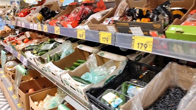 С ПОДРУГОЙ ПО МАГАЗИНАМ...