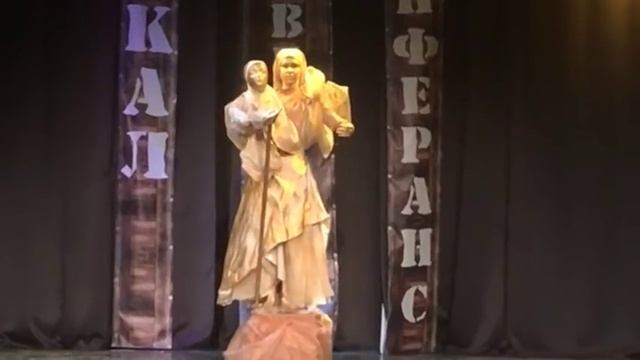 Живая Золотая Статуя