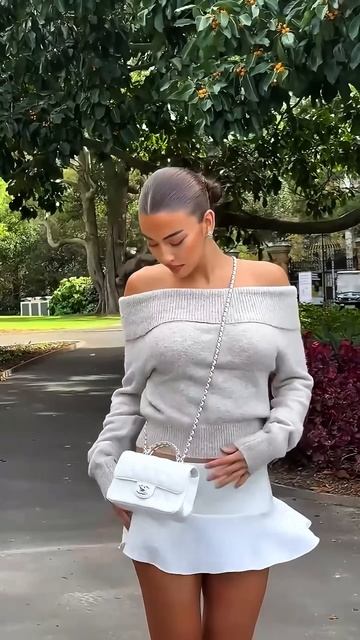 nBmZZ5lvCLk - Stunning high waist flare skirt street style outfit for the weekend #fashion #style #o