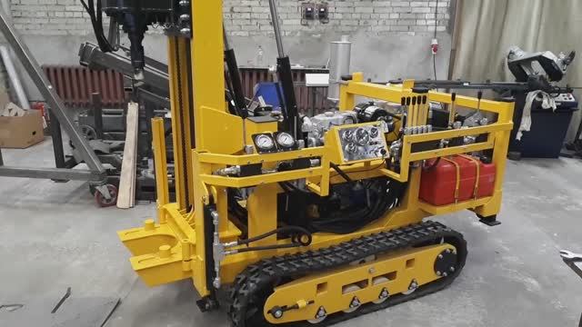 Дизельная самоходная малогабаритная буровая установка.