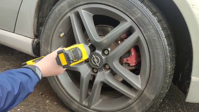 Бесщеточный аккумуляторный гайковерт DeWalt. Откручиваем колёсные болты Opel Vectra C
