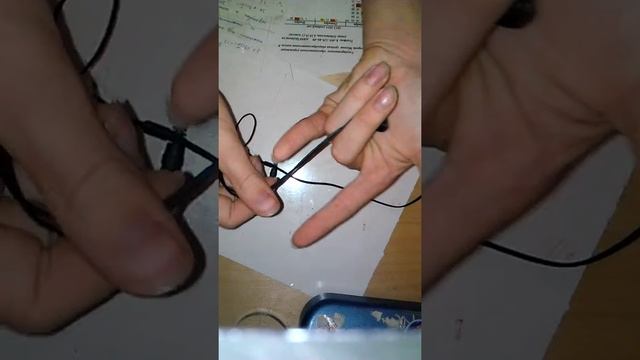Как сложить наушники,чтобы они не запутывались.
