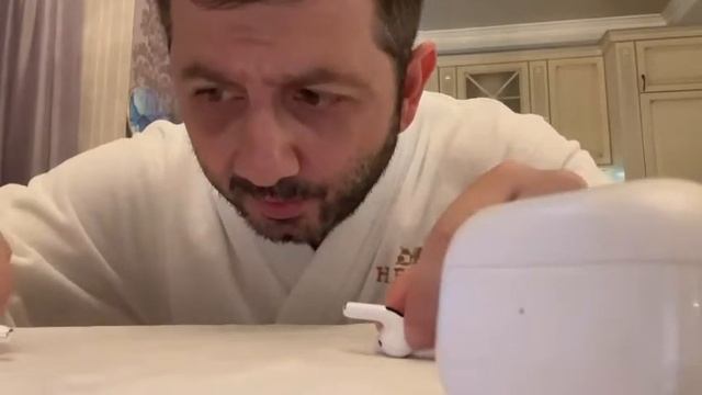 Звезда рекламирует наушники 2