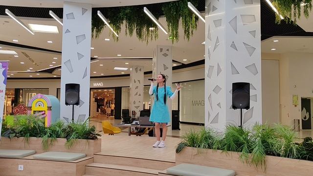 В синем море белой пене из советского мультфильма поёт Надирова Алиса 
ТРЦ Весна концерт