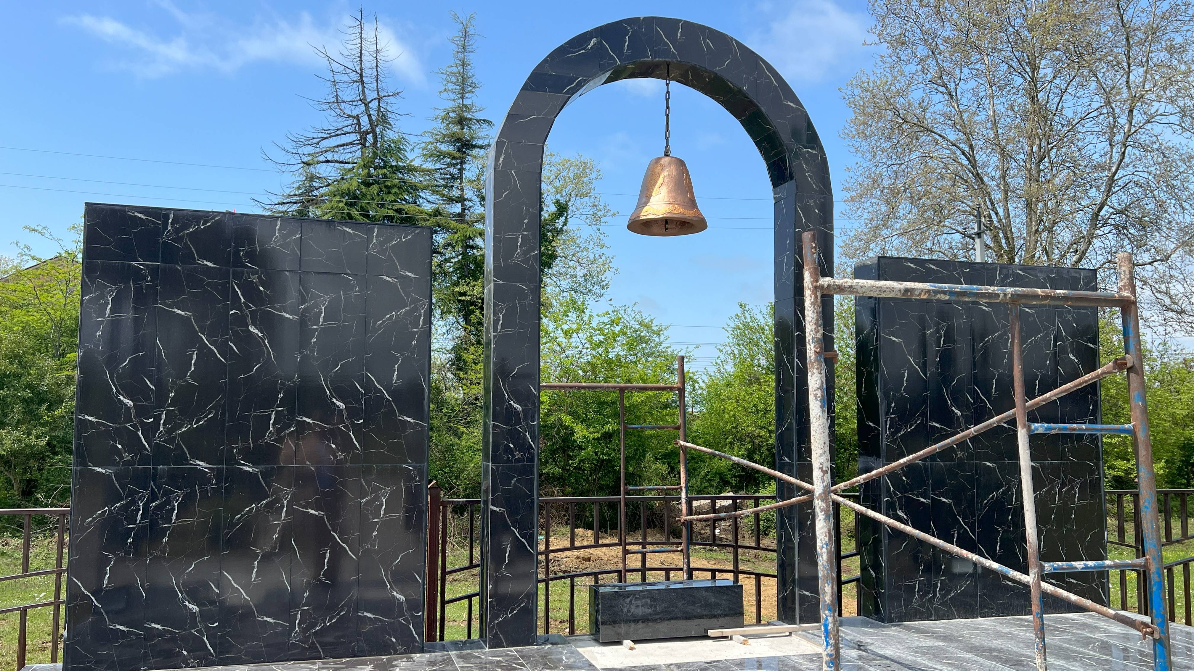 Возведение памятника с. Хипста Гудаутского р-на