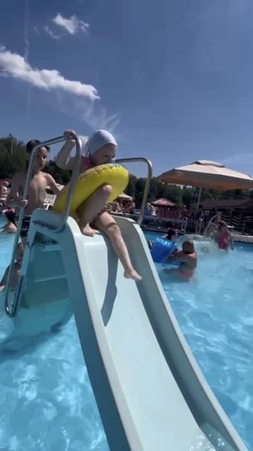 Варя в аквапарке, думает о море))