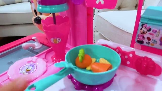 Miss Katy • Мисс Кейт - Кэти с папой и Максом притворяются, что играют в няню с ребенком