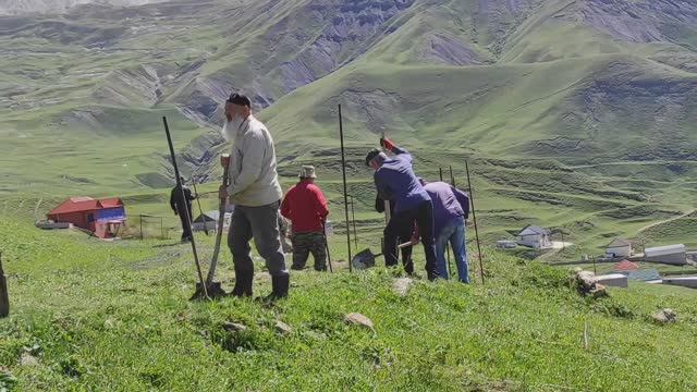 Работа над ограждением сельского кладбища. Май 2025